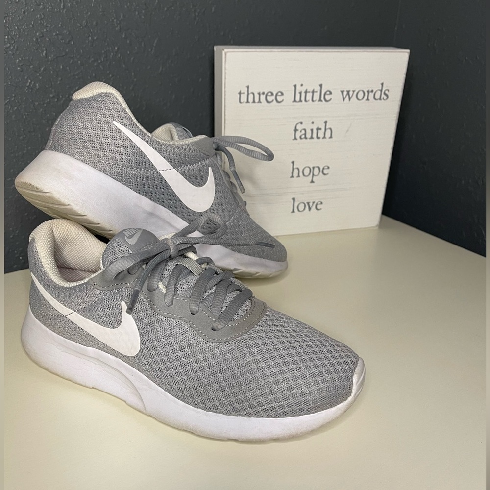 Women’s Nike Tanjun Damen Running shoes. Wolf gray/white size 6.5M